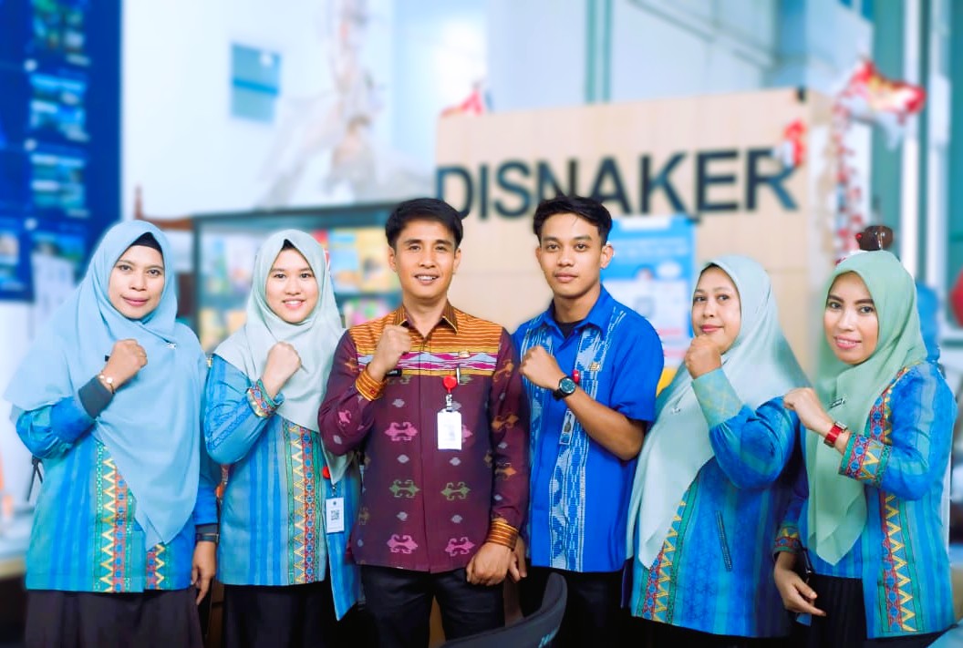 Kabid Penempatan dan Pelatihan Disnakerperin Kota Kendari, Darmawan bersama Tim