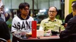 Kadis Kominfo Sahuriyanto, saat konfrensi pers didampingi sekdis Diskominfo. Jumat (31/10/2025).