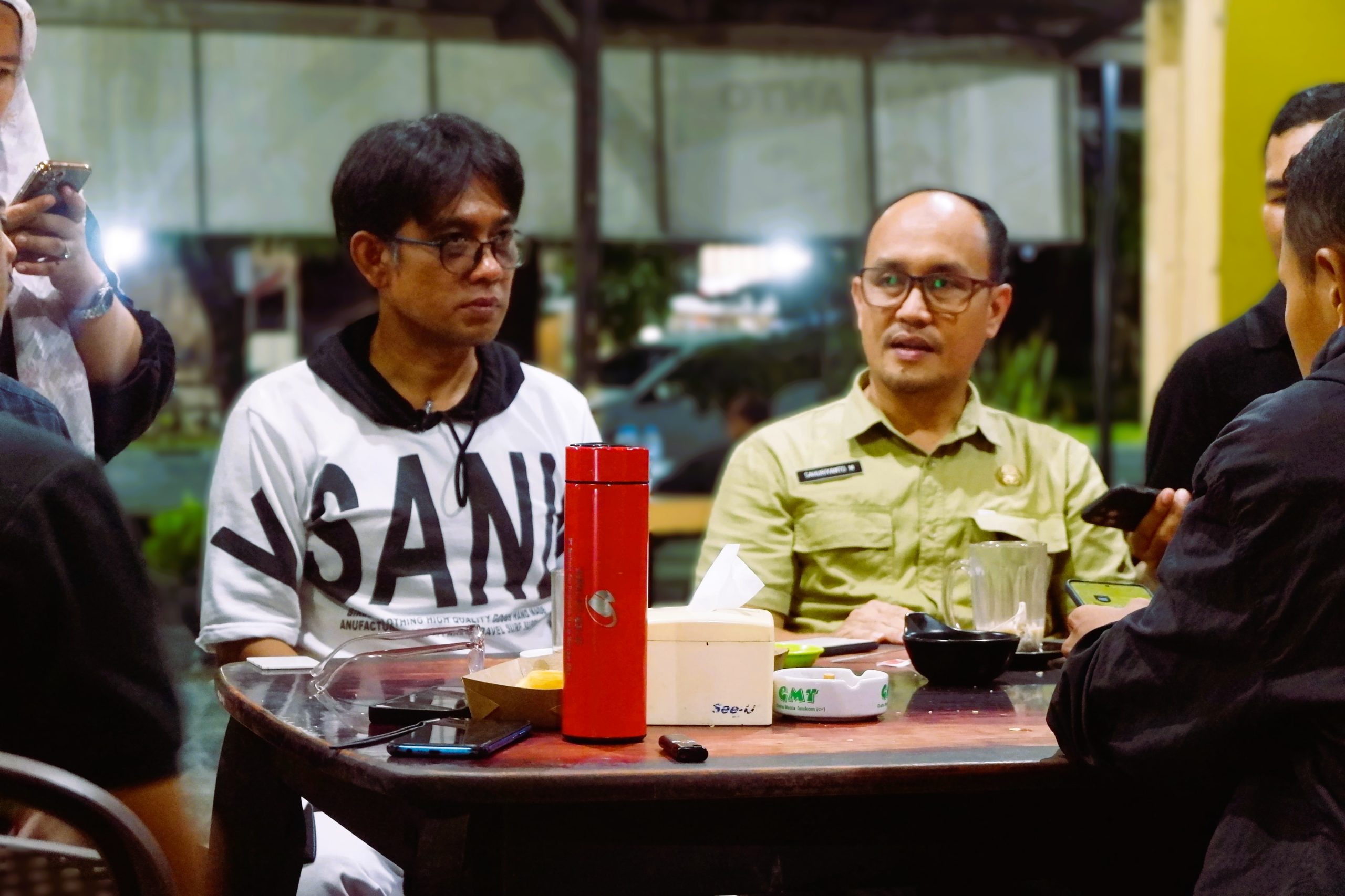 Kadis Kominfo Sahuriyanto, saat konfrensi pers didampingi sekdis Diskominfo. Jumat (31/10/2025).